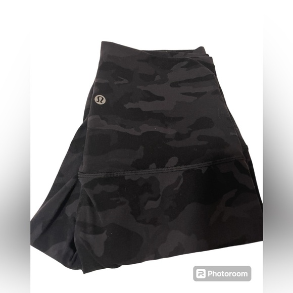 Lululemon Shorts Adult 2 Wunder Train High Rise Short 8" Gray black Camo - Picture 1 of 13